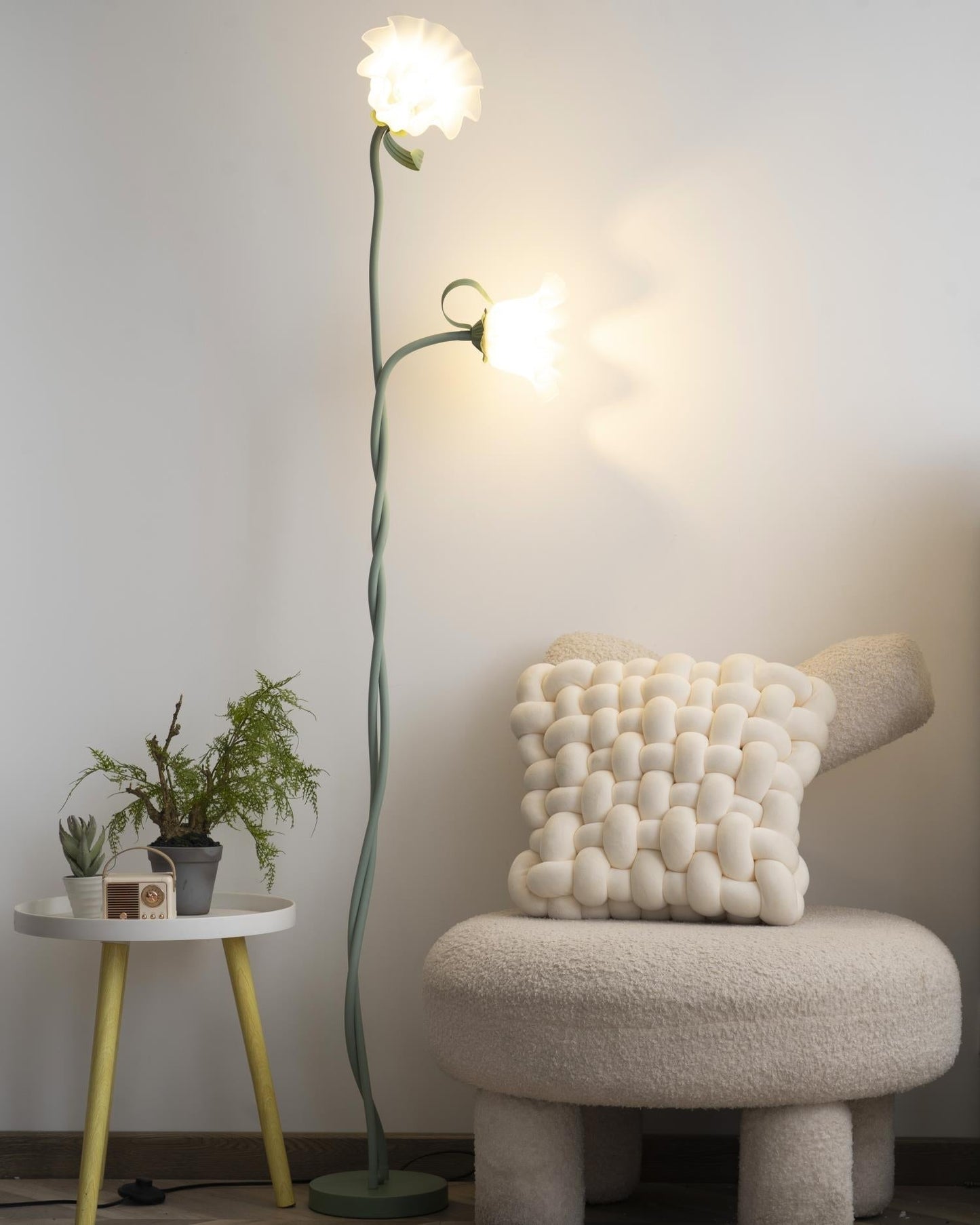 Calla Stehleuchte | LED Stehlampe in Blumenform mit dekorativem Design