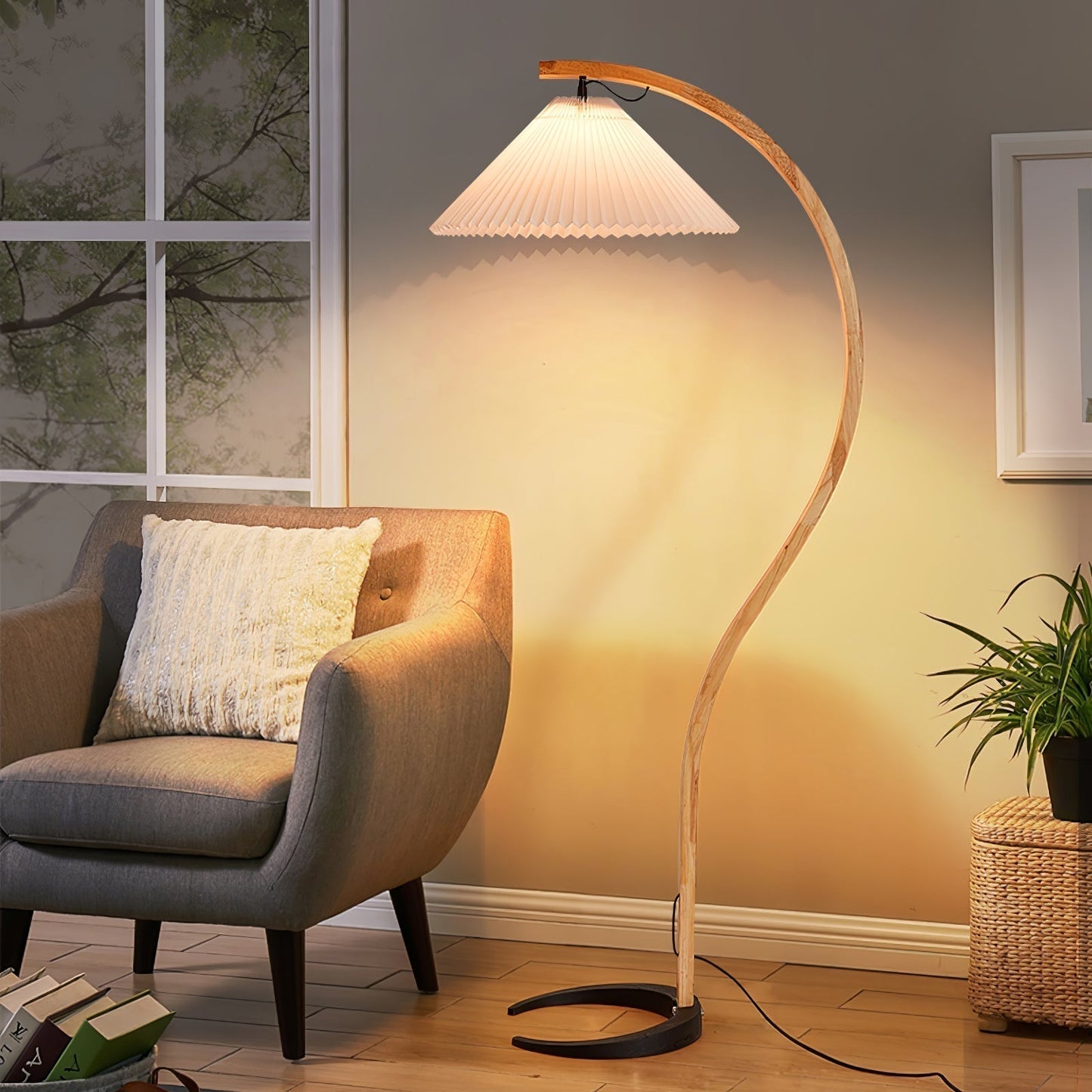 Mollera Arc | Stehleuchte aus Holz mit Leinenlampenschirm im Caprani-Stil
