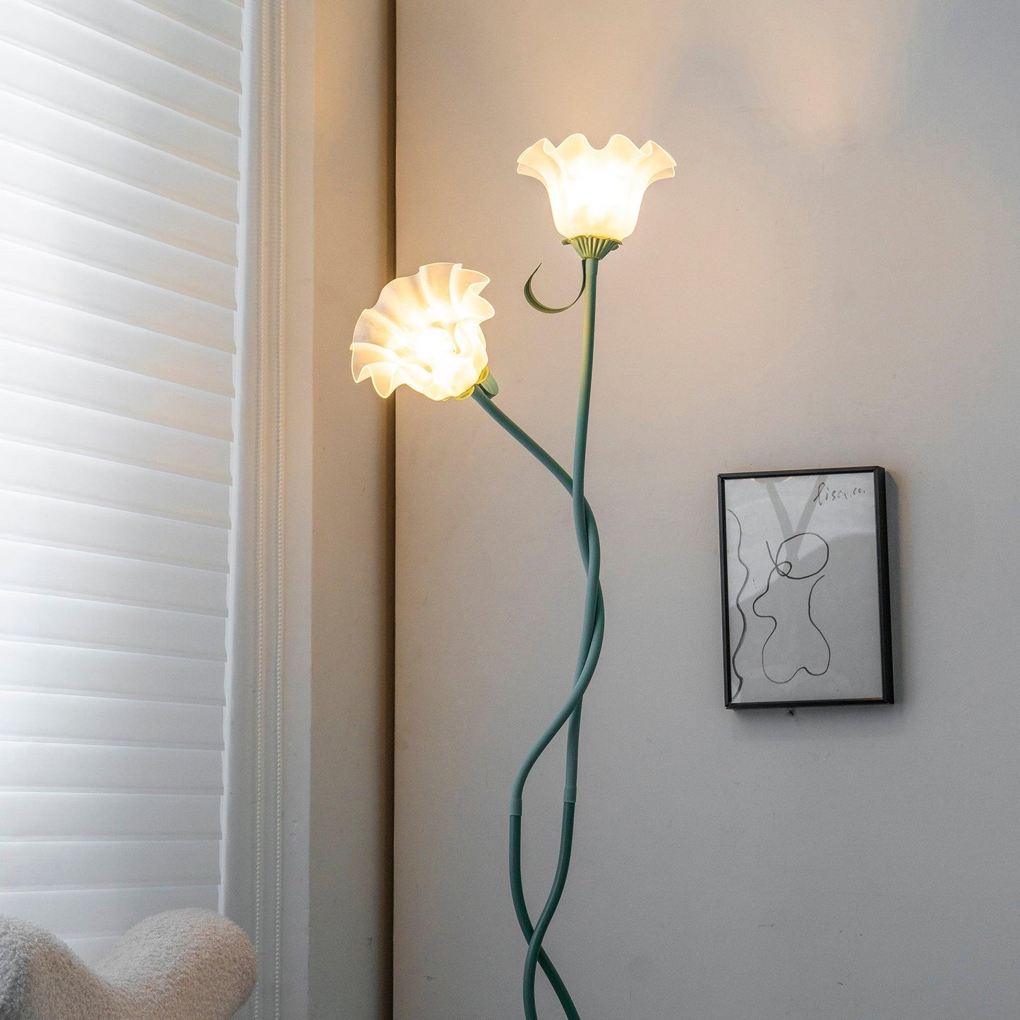 Calla Stehleuchte | LED Stehlampe in Blumenform mit dekorativem Design