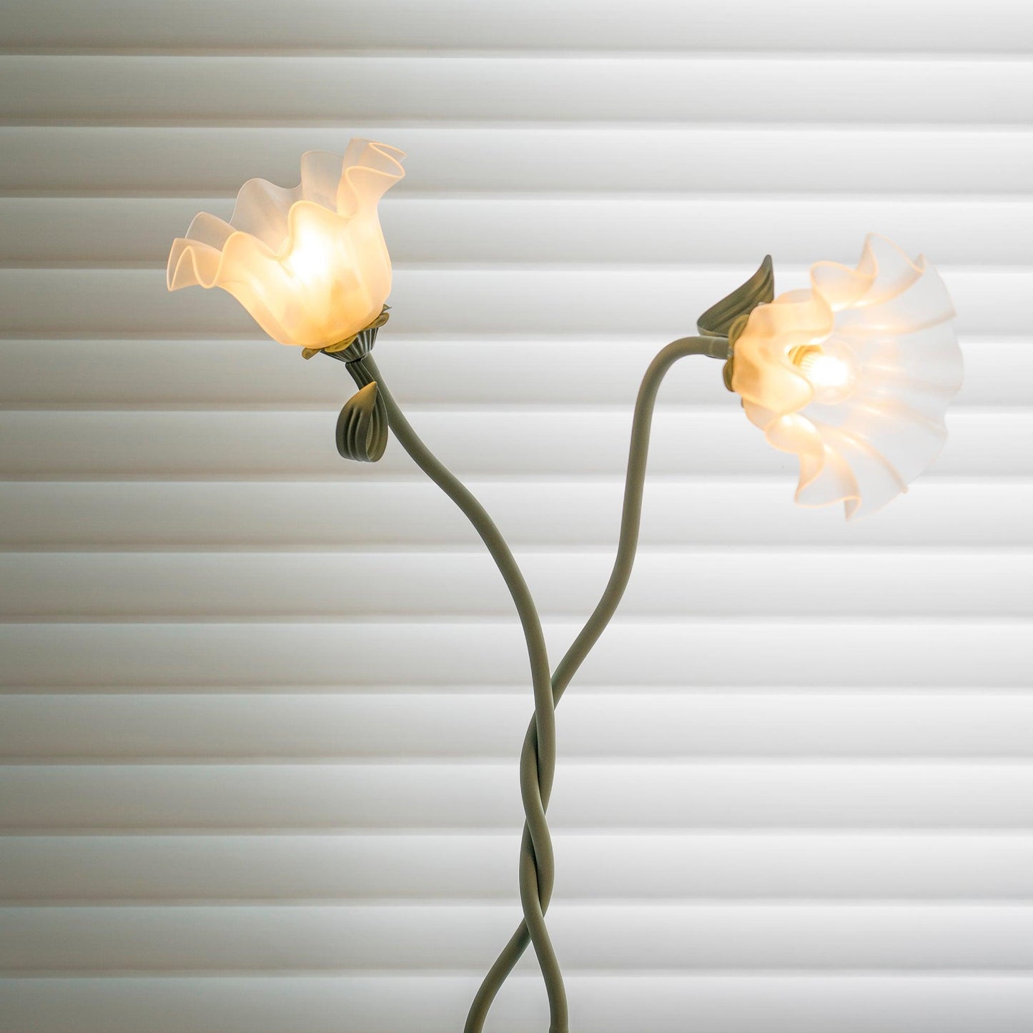 Calla Stehleuchte | LED Stehlampe in Blumenform mit dekorativem Design