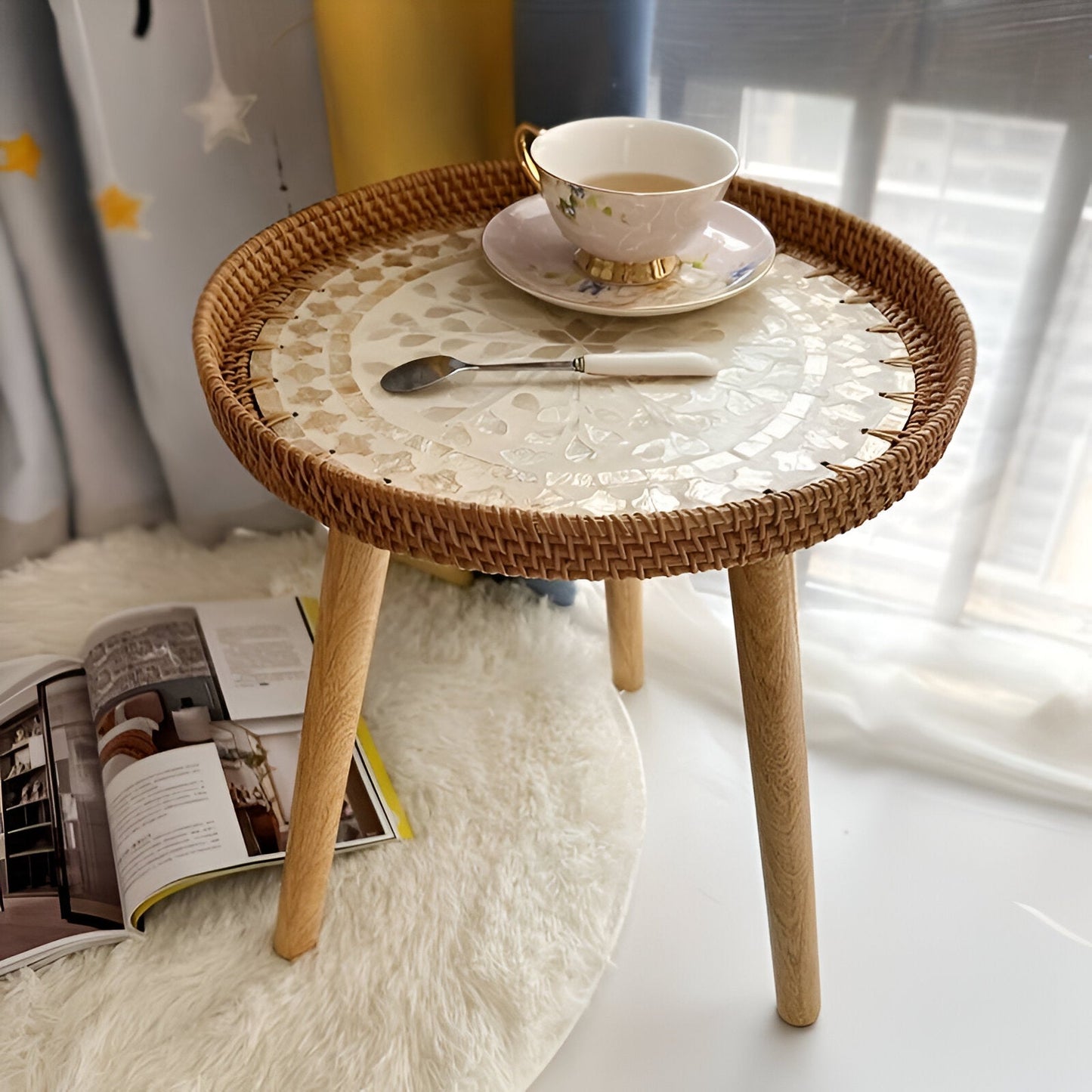 Scandi Couchtisch – Runder handgefertigter Rattan Couchtisch aus Holz im nordischen Design