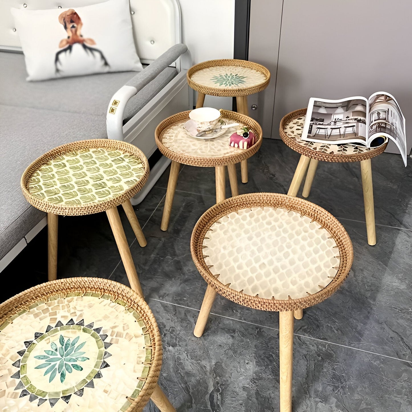 Scandi Couchtisch – Runder handgefertigter Rattan Couchtisch aus Holz im nordischen Design