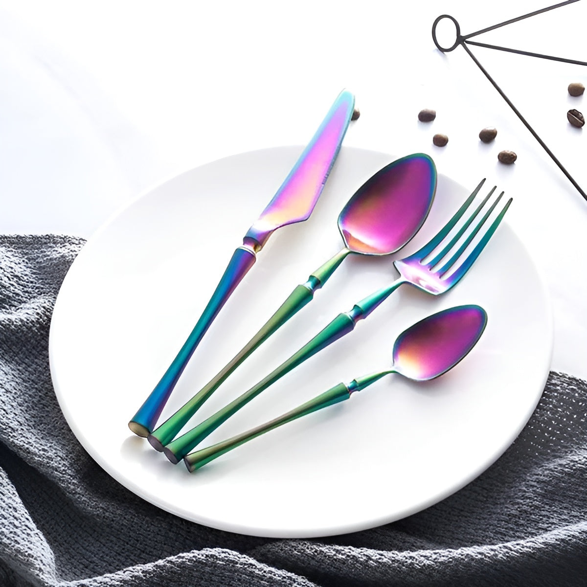 LuxeFeast Noir | 16-teiliges schwarzes Besteckset mit goldfarbenen Details