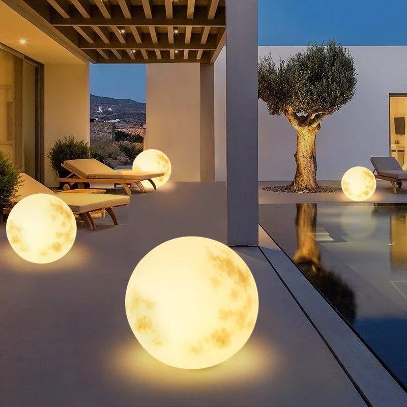 Lunara Glóma | Wiederaufladbare LED Gartenlampe in Mondform