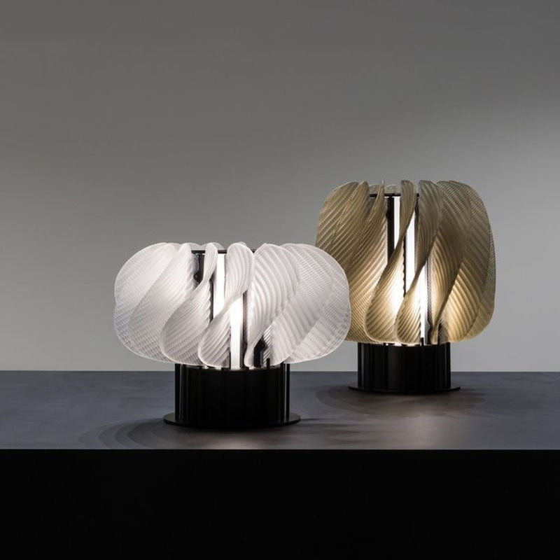 Moderne, elegante LED-Tischlampe im minimalistischen Design aus Aluminium