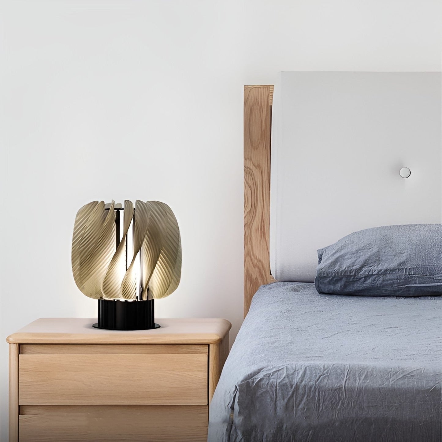 Moderne, elegante LED-Tischlampe im minimalistischen Design aus Aluminium