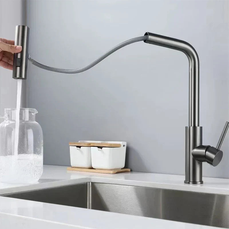 Moderne Küchenarmatur mit herausziehbarer Wasserfall-Handbrause aus Edelstahl