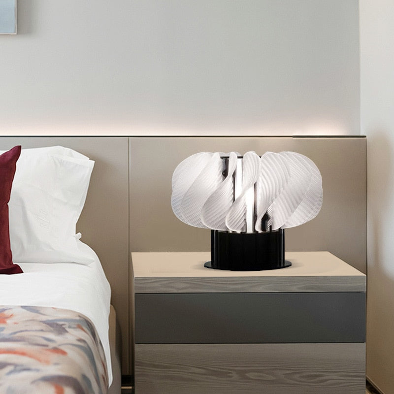 Moderne, elegante LED-Tischlampe im minimalistischen Design aus Aluminium