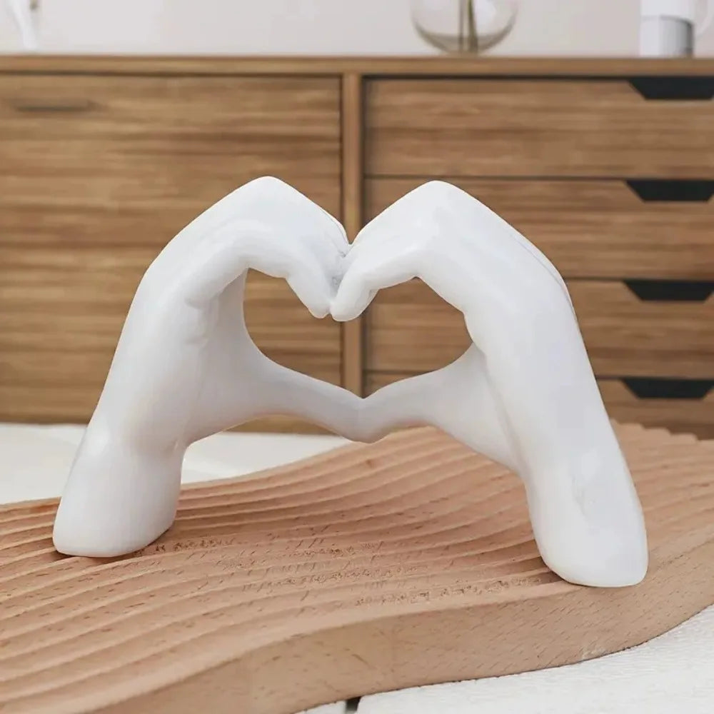 Liora Forma | Herz-Handskulptur aus Harz für moderne Dekoration