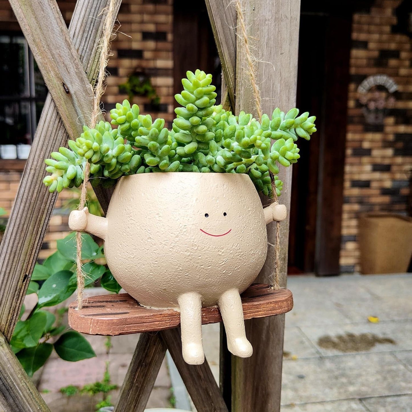 Liva Swing | Hängender Smiley-Blumentopf aus Harz für Balkon & Garten