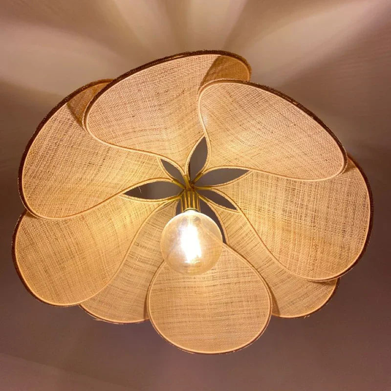 Elegante Hängeleuchte im Blumenblatt-Design – inspiriert von der Natur