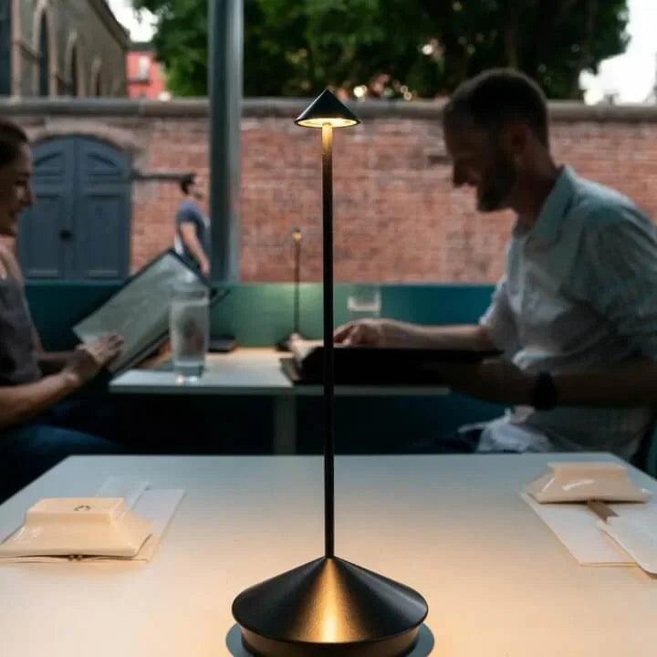 Liora Beam | Minimalistische LED-Tischleuchte aus Aluminium