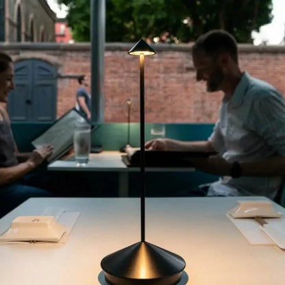 Liora Beam | Minimalistische LED-Tischleuchte aus Aluminium