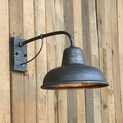 Industrielle Außen-Wandleuchte aus Metall – wetterfestes Design