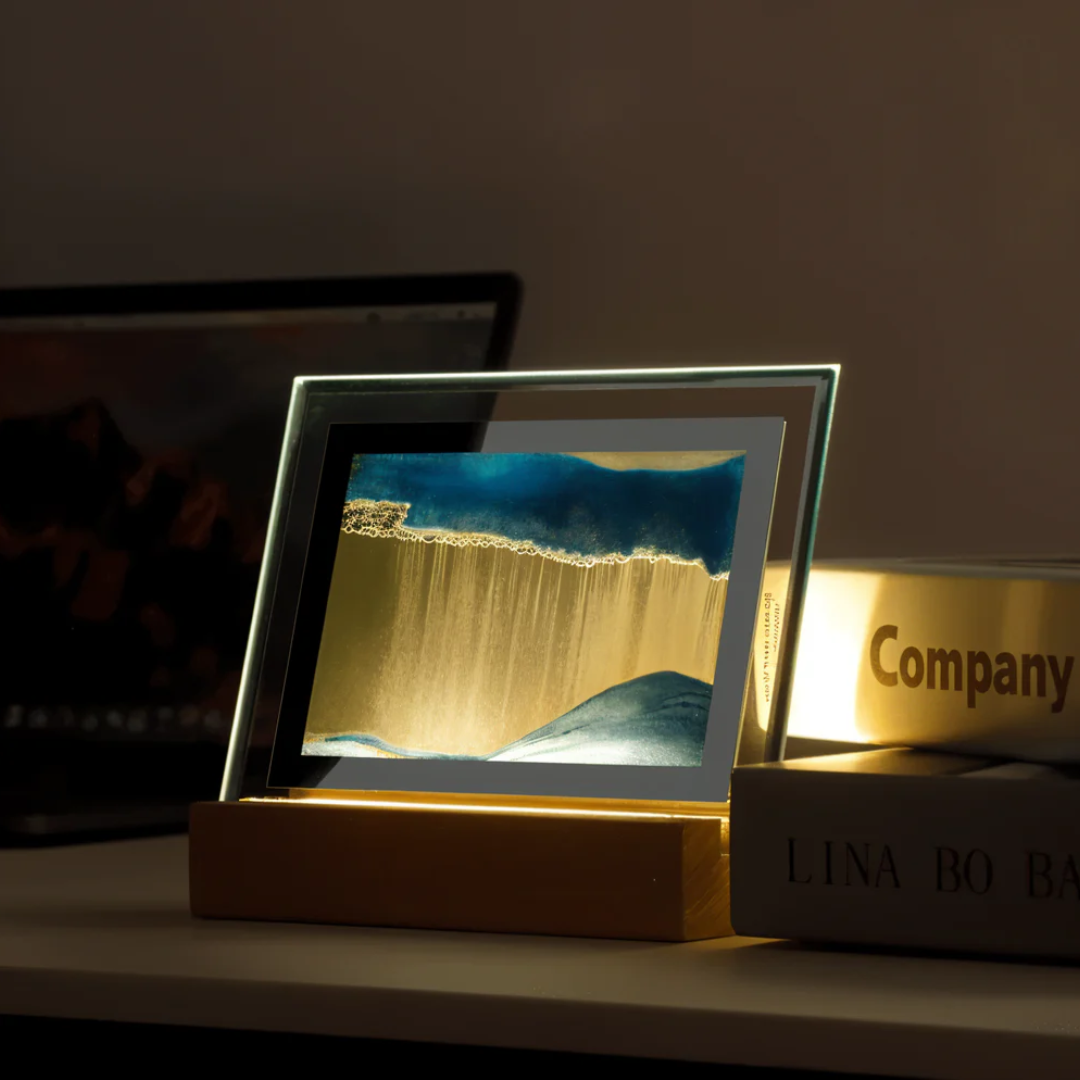 Thyra Sandflow | LED Nachttischlampe mit 3D Sandbild im Holzrahmen