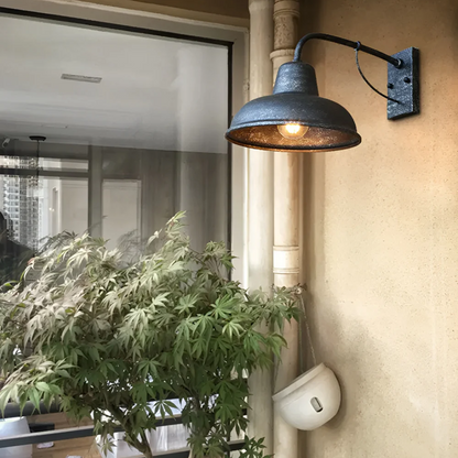 Industrielle Außen-Wandleuchte aus Metall – wetterfestes Design