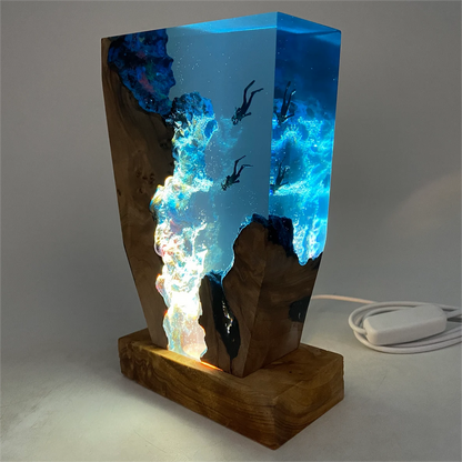Nautilume | USB-Tischlampe mit Tiefsee-Design und Harzfigur