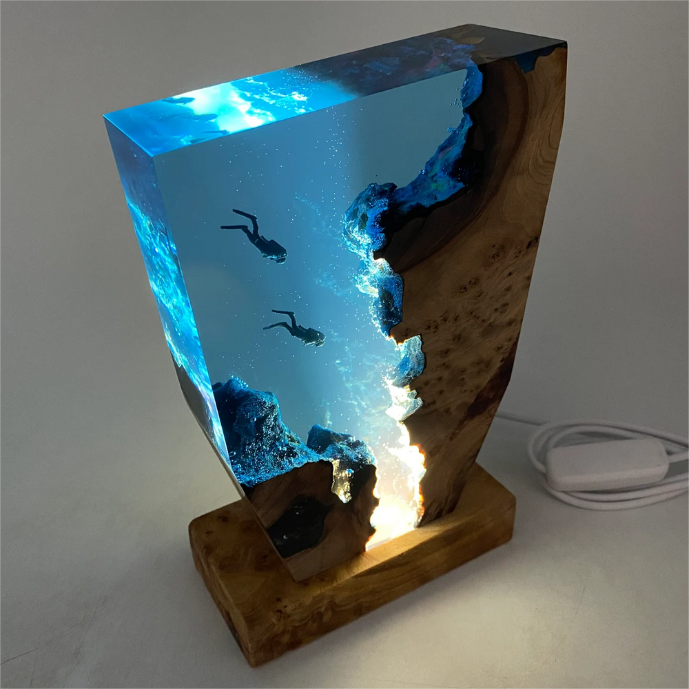 Nautilume | USB-Tischlampe mit Tiefsee-Design und Harzfigur