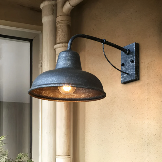 Industrielle Außen-Wandleuchte aus Metall – wetterfestes Design
