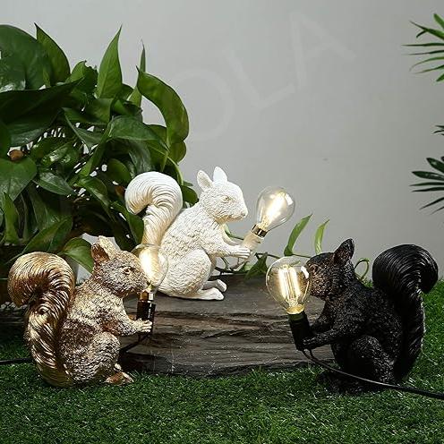 Squirola | LED-Tischlampe mit Eichhörnchenfigur im nordischen Stil