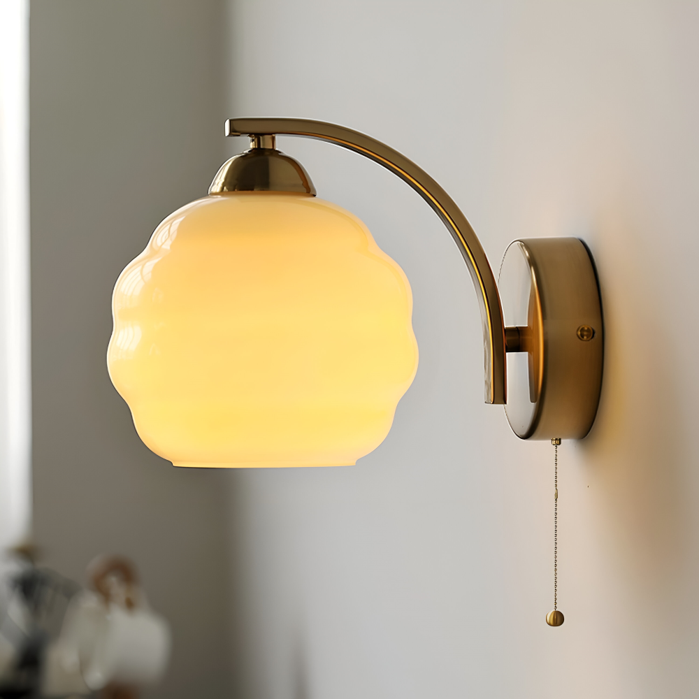 MilkyLume – Künstlerische Wandleuchte im Art-Déco-Stil aus Milchglas & Metall