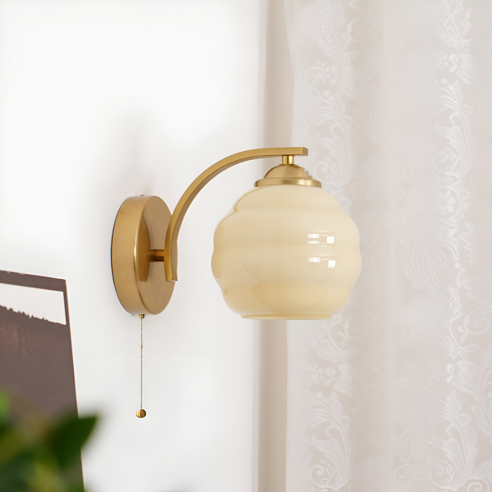 MilkyLume – Künstlerische Wandleuchte im Art-Déco-Stil aus Milchglas & Metall