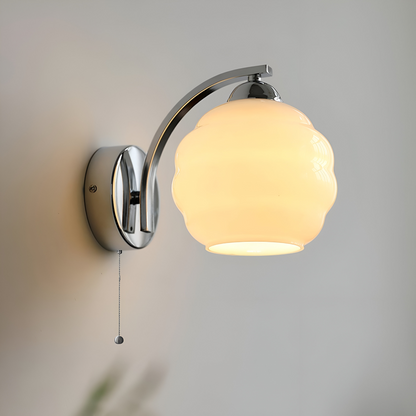 MilkyLume – Künstlerische Wandleuchte im Art-Déco-Stil aus Milchglas & Metall