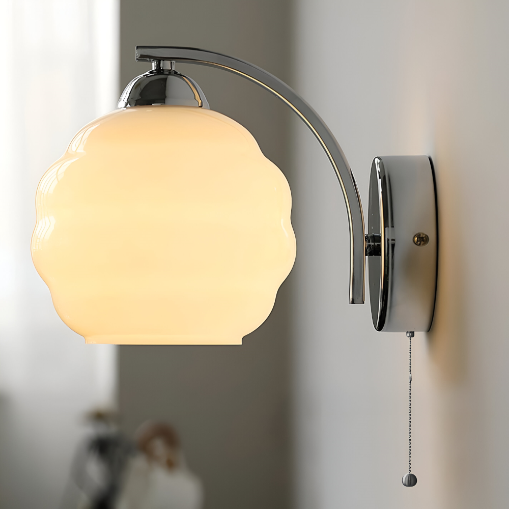 MilkyLume – Künstlerische Wandleuchte im Art-Déco-Stil aus Milchglas & Metall