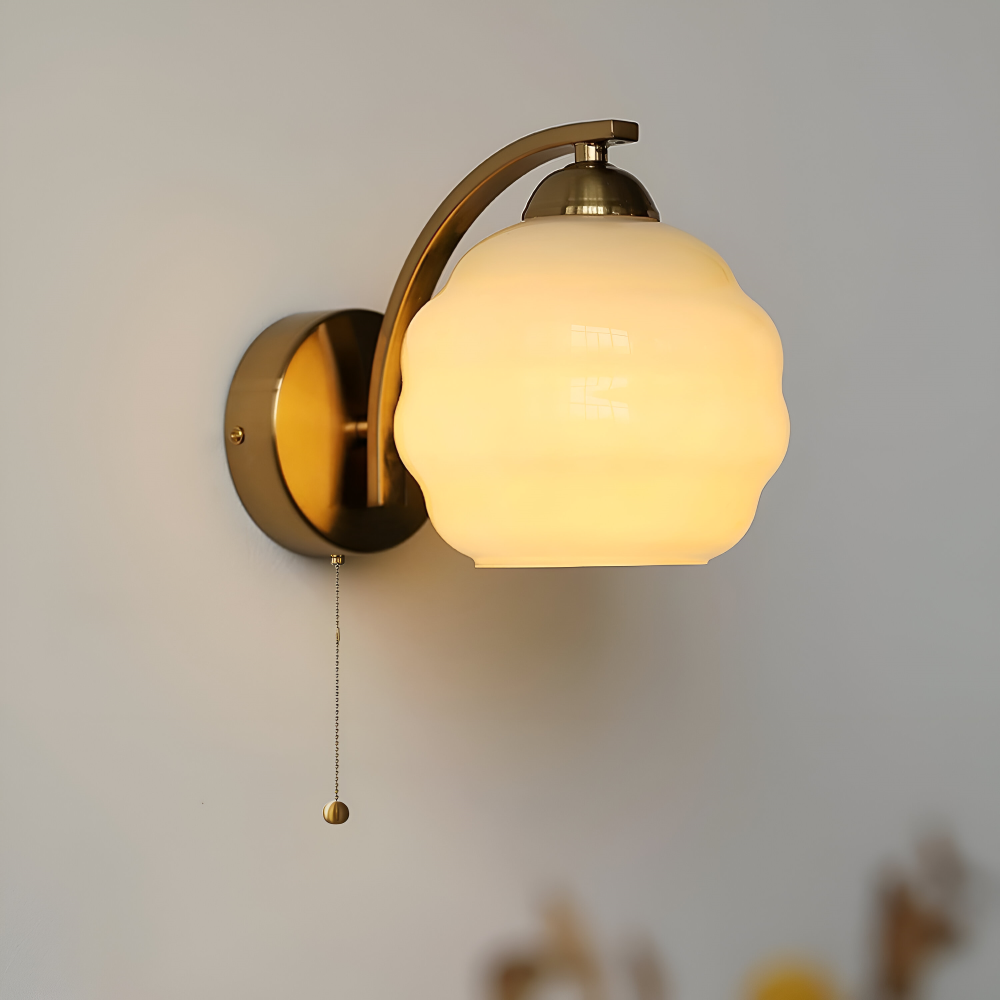 MilkyLume – Künstlerische Wandleuchte im Art-Déco-Stil aus Milchglas & Metall