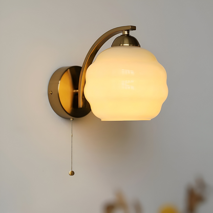 MilkyLume – Künstlerische Wandleuchte im Art-Déco-Stil aus Milchglas & Metall