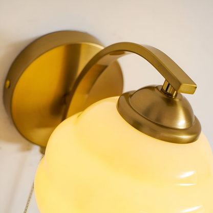 MilkyLume – Künstlerische Wandleuchte im Art-Déco-Stil aus Milchglas & Metall