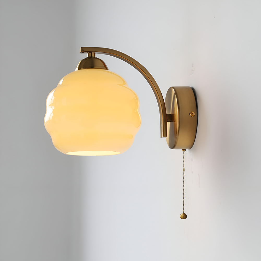 MilkyLume – Künstlerische Wandleuchte im Art-Déco-Stil aus Milchglas & Metall