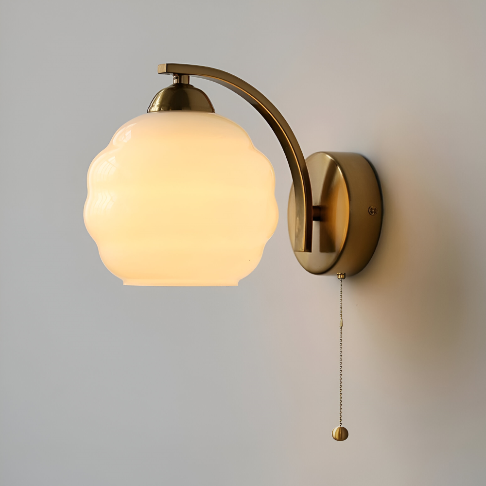 MilkyLume – Künstlerische Wandleuchte im Art-Déco-Stil aus Milchglas & Metall