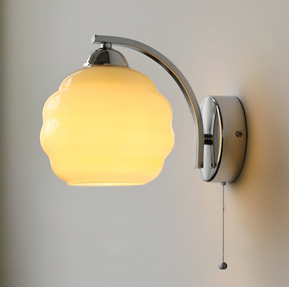 MilkyLume – Künstlerische Wandleuchte im Art-Déco-Stil aus Milchglas & Metall