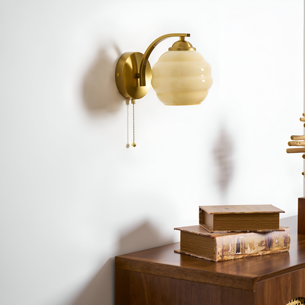 MilkyLume – Künstlerische Wandleuchte im Art-Déco-Stil aus Milchglas & Metall