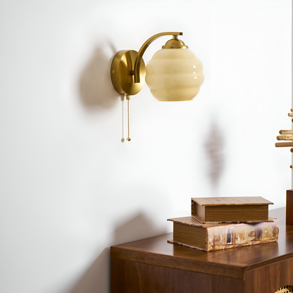 MilkyLume – Künstlerische Wandleuchte im Art-Déco-Stil aus Milchglas & Metall