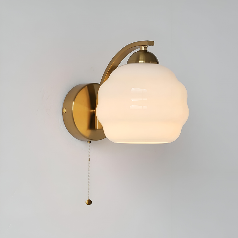 MilkyLume – Künstlerische Wandleuchte im Art-Déco-Stil aus Milchglas & Metall