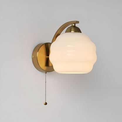 MilkyLume – Künstlerische Wandleuchte im Art-Déco-Stil aus Milchglas & Metall