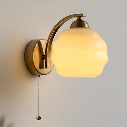 MilkyLume – Künstlerische Wandleuchte im Art-Déco-Stil aus Milchglas & Metall