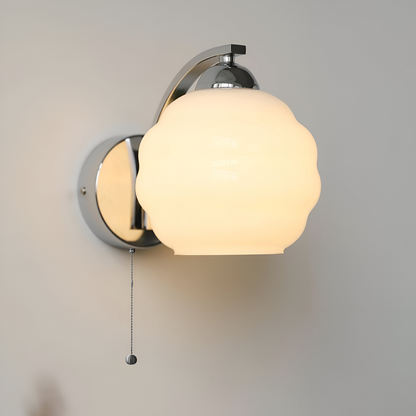 MilkyLume – Künstlerische Wandleuchte im Art-Déco-Stil aus Milchglas & Metall