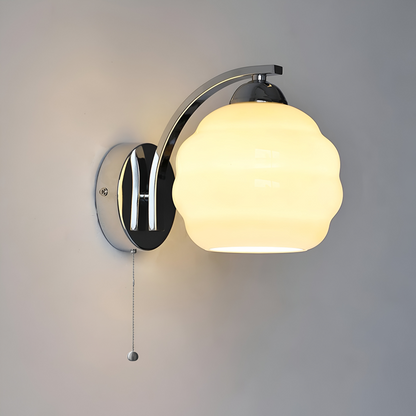 MilkyLume – Künstlerische Wandleuchte im Art-Déco-Stil aus Milchglas & Metall