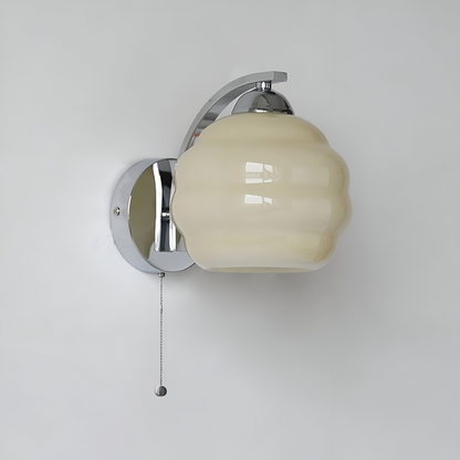 MilkyLume – Künstlerische Wandleuchte im Art-Déco-Stil aus Milchglas & Metall