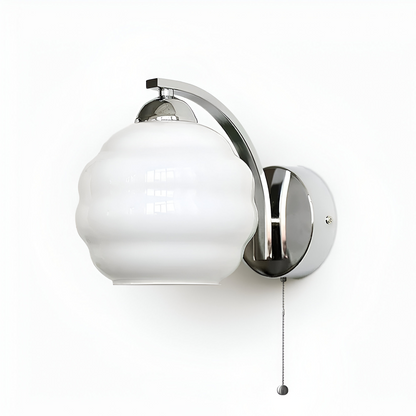 MilkyLume – Künstlerische Wandleuchte im Art-Déco-Stil aus Milchglas & Metall