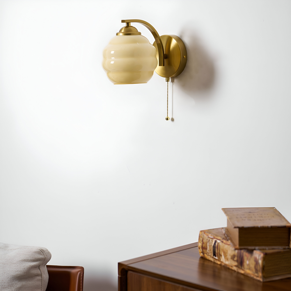 MilkyLume – Künstlerische Wandleuchte im Art-Déco-Stil aus Milchglas & Metall