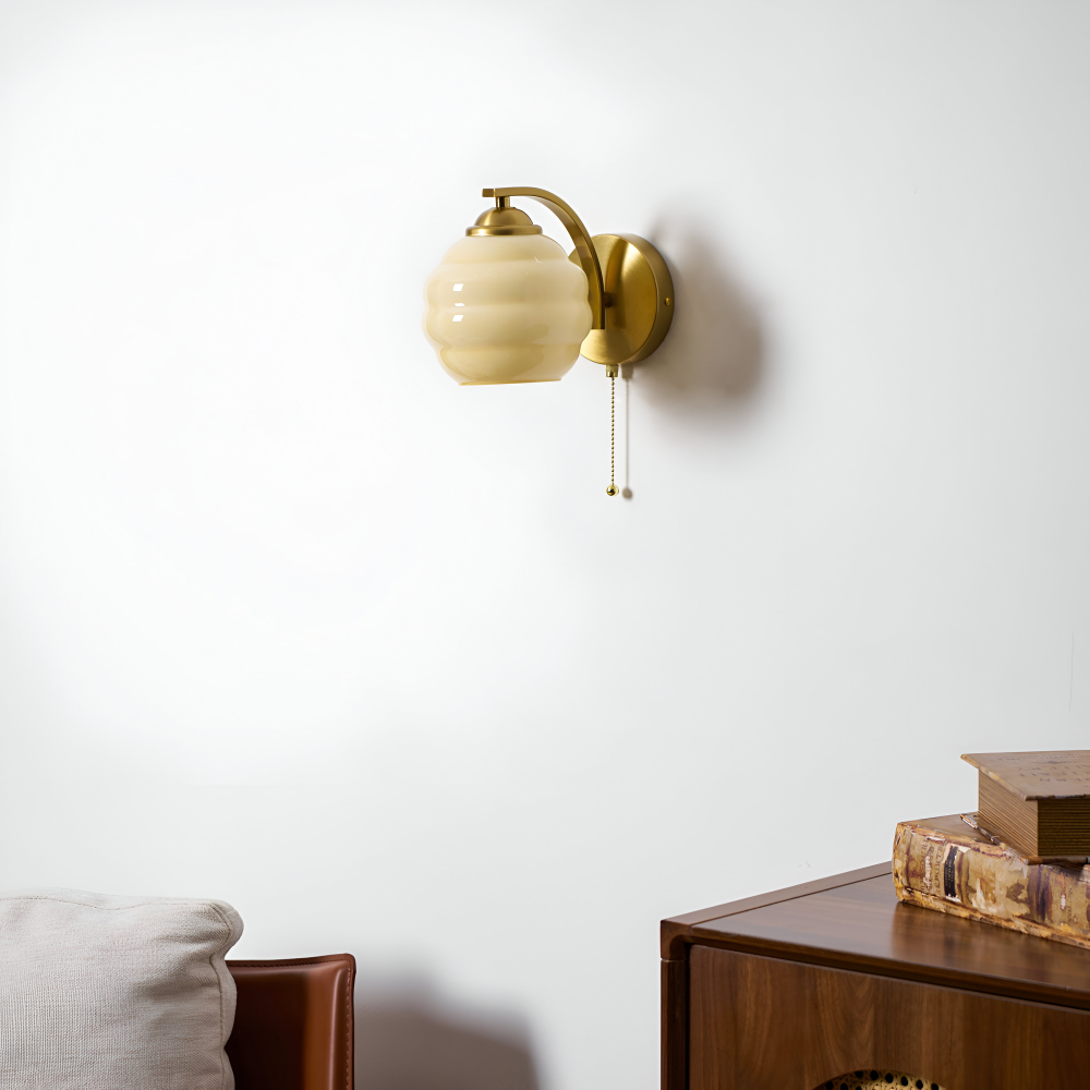 MilkyLume – Künstlerische Wandleuchte im Art-Déco-Stil aus Milchglas & Metall