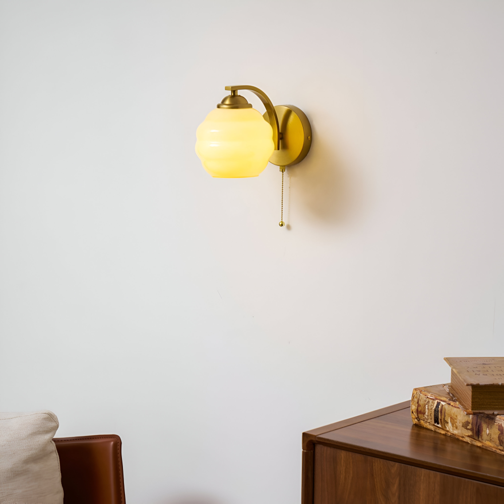 MilkyLume – Künstlerische Wandleuchte im Art-Déco-Stil aus Milchglas & Metall