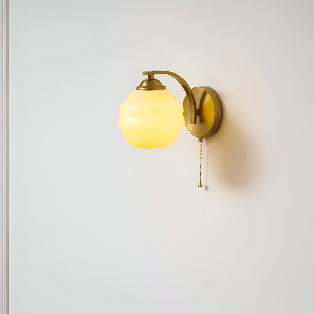 MilkyLume – Künstlerische Wandleuchte im Art-Déco-Stil aus Milchglas & Metall