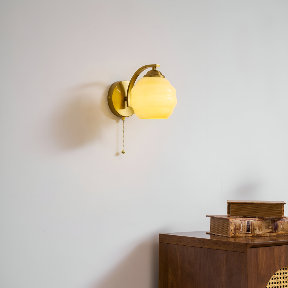 MilkyLume – Künstlerische Wandleuchte im Art-Déco-Stil aus Milchglas & Metall