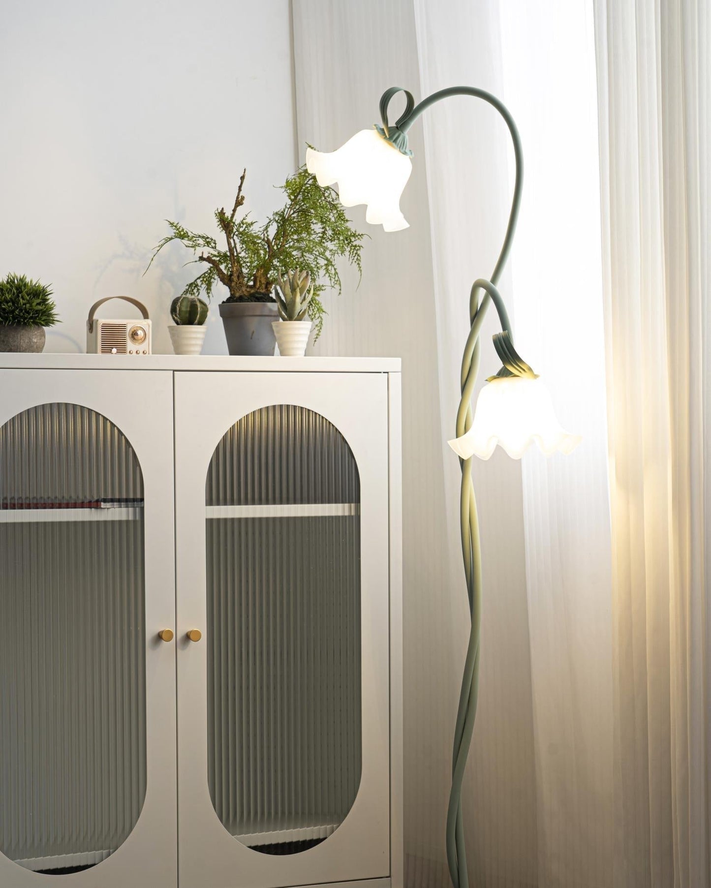 Calla Stehleuchte | LED Stehlampe in Blumenform mit dekorativem Design
