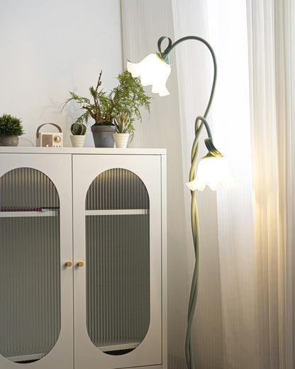 Calla Stehleuchte | LED Stehlampe in Blumenform mit dekorativem Design